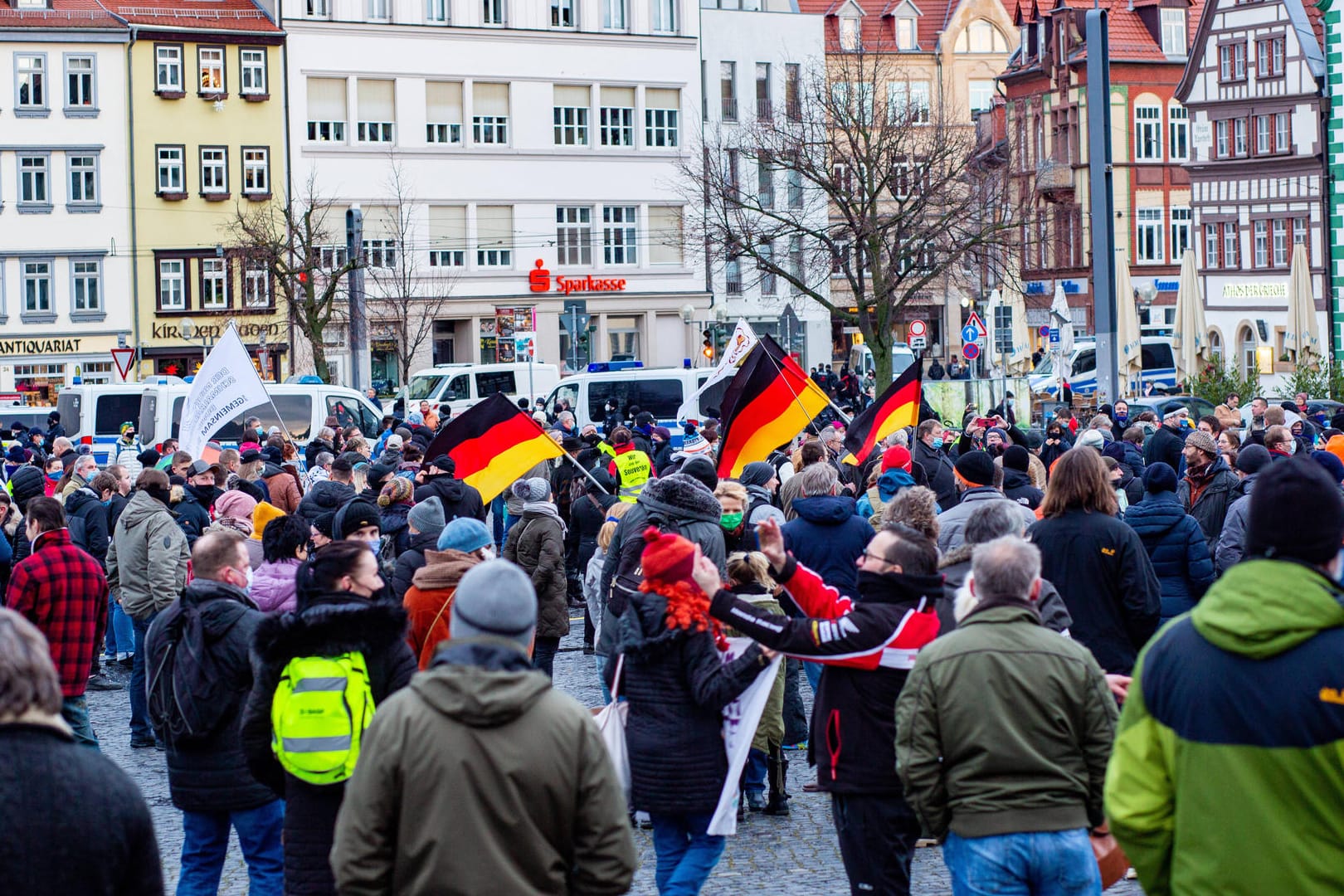 Deutschlandflaggen wehen im Januar auf einer Demo gegen die Corona-Maßnahmen auf dem Domplatz: Wegen Beleidigungen am Rande einer ähnlichen Demonstration im Dezember 2020 ist ein Mann zu einer Geldstrafe verurteilt worden.