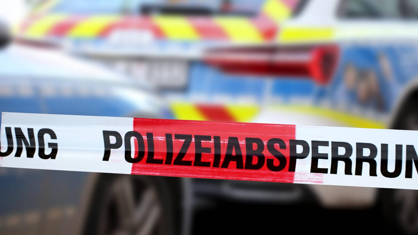Polizeiabsperrung an einem Einsatzort: Bei drei nach einem Autobrand in Bad Dürkheim tot aufgefundenen Menschen handelt es sich um einen Vater und seine zwei Kinder (Symbolbild).