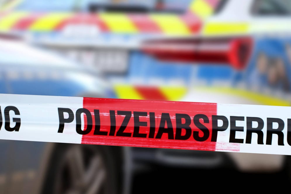 Polizeiabsperrung an einem Einsatzort: Bei drei nach einem Autobrand in Bad Dürkheim tot aufgefundenen Menschen handelt es sich um einen Vater und seine zwei Kinder (Symbolbild).