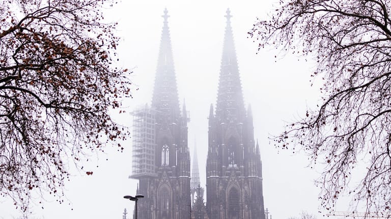 Der Kölner Dom an einem Wintertag. Der Kölner Kardinal Rainer Maria Woelki steht seit Monaten in der Kritik, weil er ei