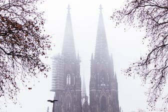 Der Kölner Dom an einem Wintertag. Der Kölner Kardinal Rainer Maria Woelki steht seit Monaten in der Kritik, weil er ei