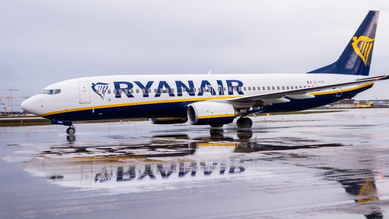 Ryanair-Maschine auf dem Flughafen Frankfurt: Die Billigfluglinie dürfte im ablaufenden Geschäftsjahr einen historischen Verlust einfliegen.