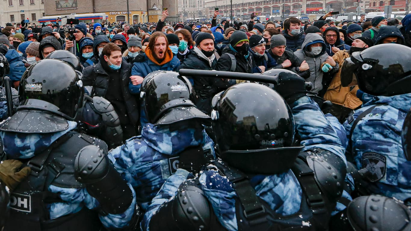 Polizisten und Demonstranten in Moskau: Der Kreml verteidigt das harte Vorgehen der Beamten.