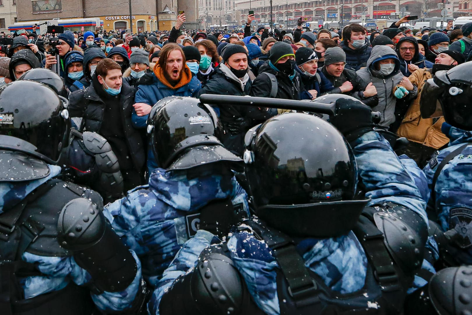 Polizisten und Demonstranten in Moskau: Der Kreml verteidigt das harte Vorgehen der Beamten.