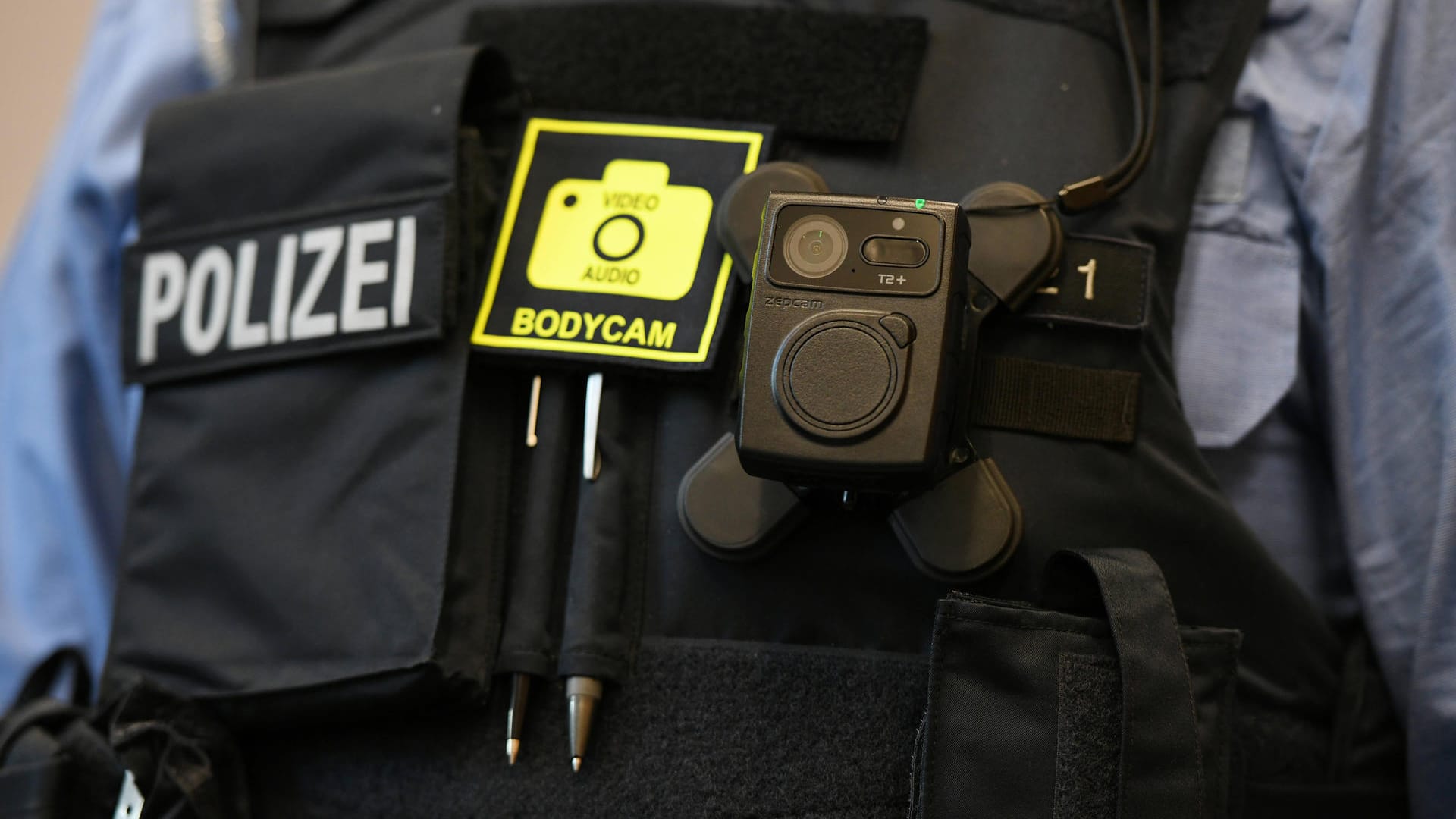 Eine Bodycam ist an einer Polizeiweste befestigt (Symbolbild): Die Polizei Wolfsburg hat mit den Kameras durchweg positive Erfahrungen gemacht.