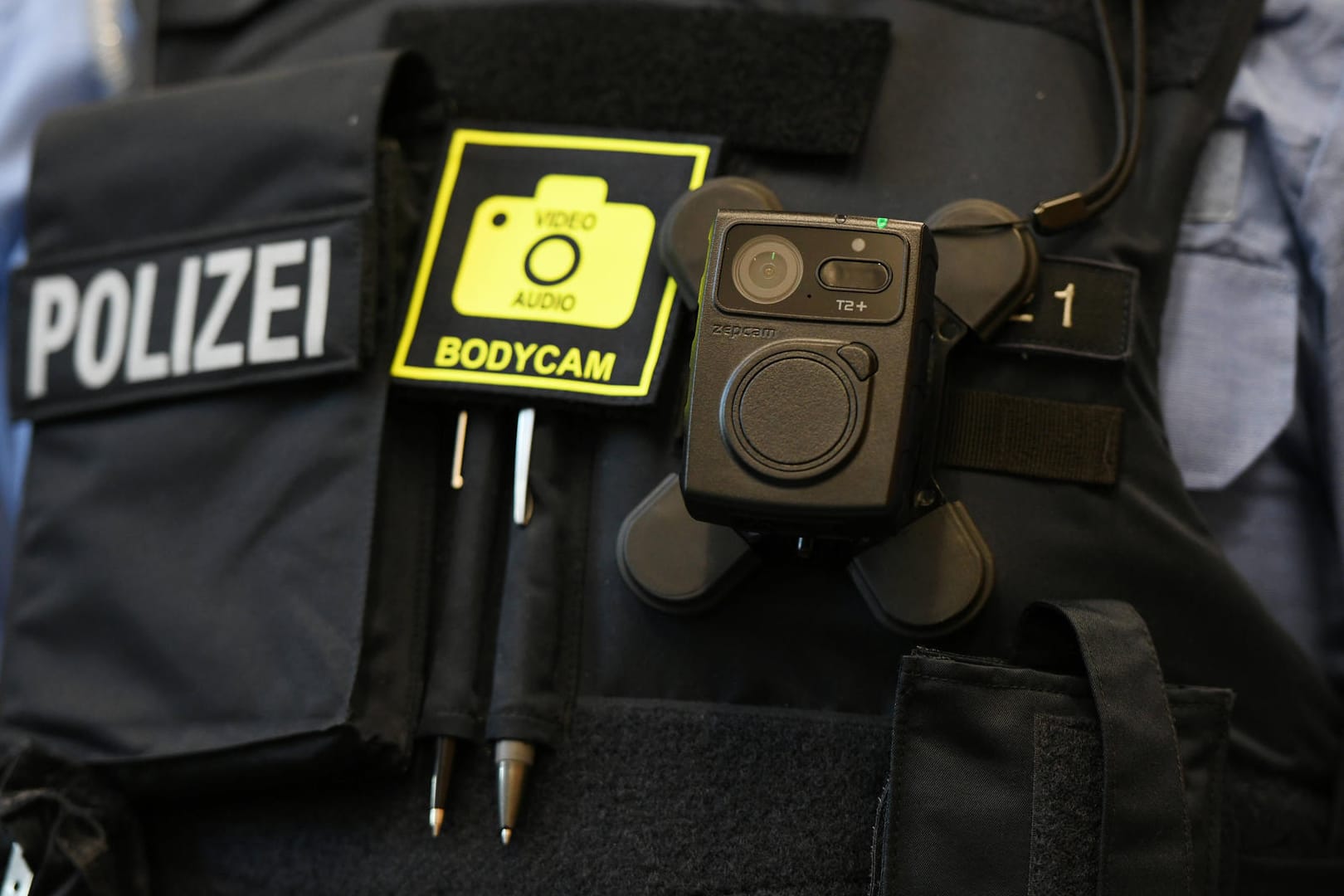 Eine Bodycam ist an einer Polizeiweste befestigt (Symbolbild): Die Polizei Wolfsburg hat mit den Kameras durchweg positive Erfahrungen gemacht.