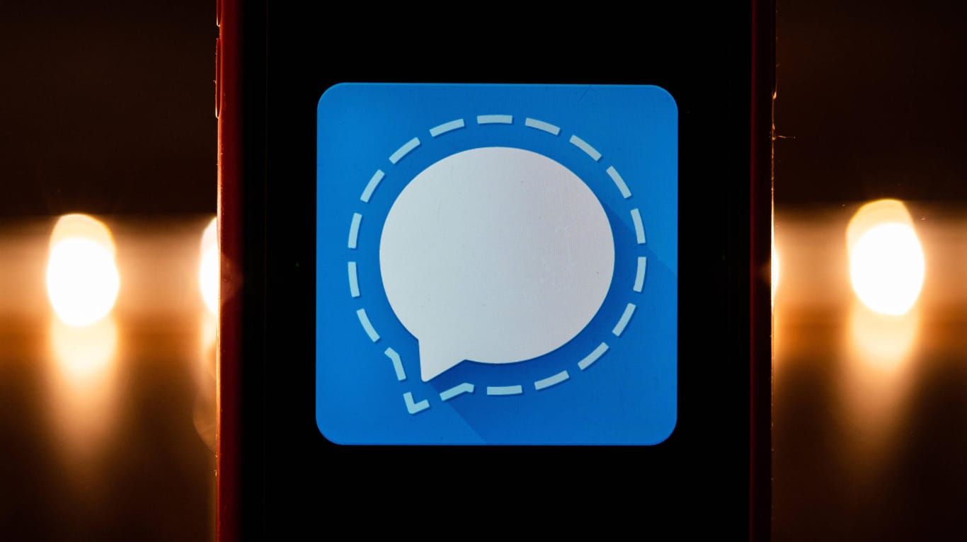 Das Logo von Signal auf einem Smartphone: Der Messenger bietet viele Funktionen.