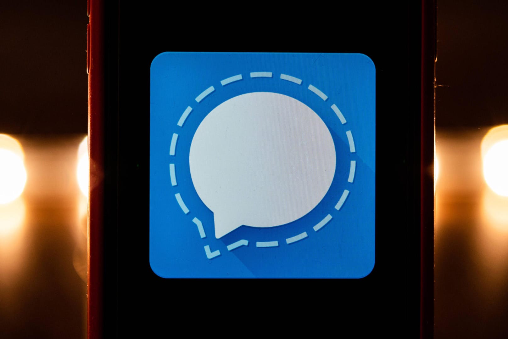 Das Logo von Signal auf einem Smartphone: Der Messenger bietet viele Funktionen.