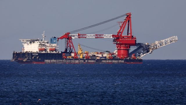 Auf der Ostsee liegt das russische Verlegeschiff "Fortuna" auf Reede vor dem Seehafen Rostock. Auf der Ostsee liegt das russische Verlegeschiff "Fortuna" auf Reede vor dem Seehafen Rostock.