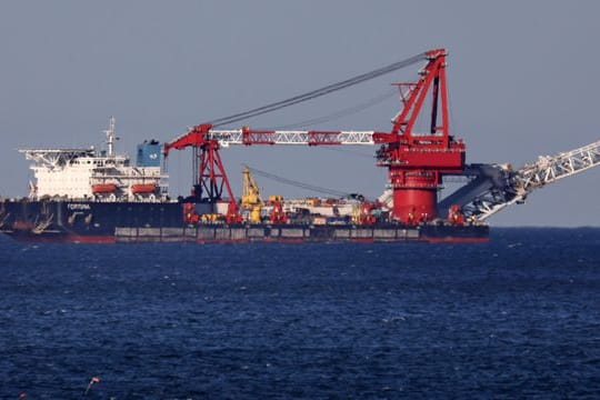 Auf der Ostsee liegt das russische Verlegeschiff "Fortuna" auf Reede vor dem Seehafen Rostock.