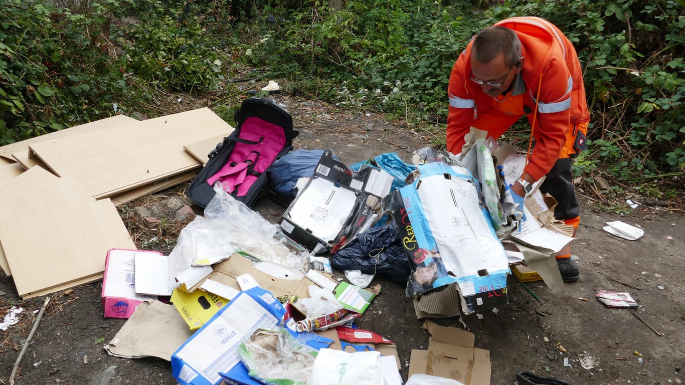 Ein Mitarbeiter der Leipziger Stadtreinigung: Mehrmals am Tag wird in der Messestadt illegal Müll entsorgt.