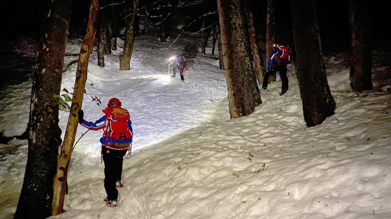 Feldberg: Mitglieder der Bergwacht arbeiten an der Unfallstelle, an der eine Schneeschuhwanderin in ein Schneeloch gestürzt ist.