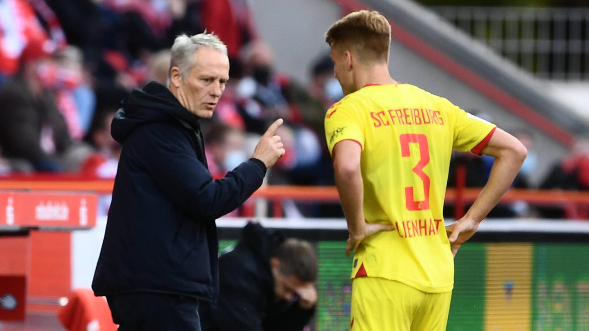 Der Trainer und sein Lehrling: Philipp Lienhart (re.) bekommt von Freiburg-Trainer Christian Streich Anweisungen.