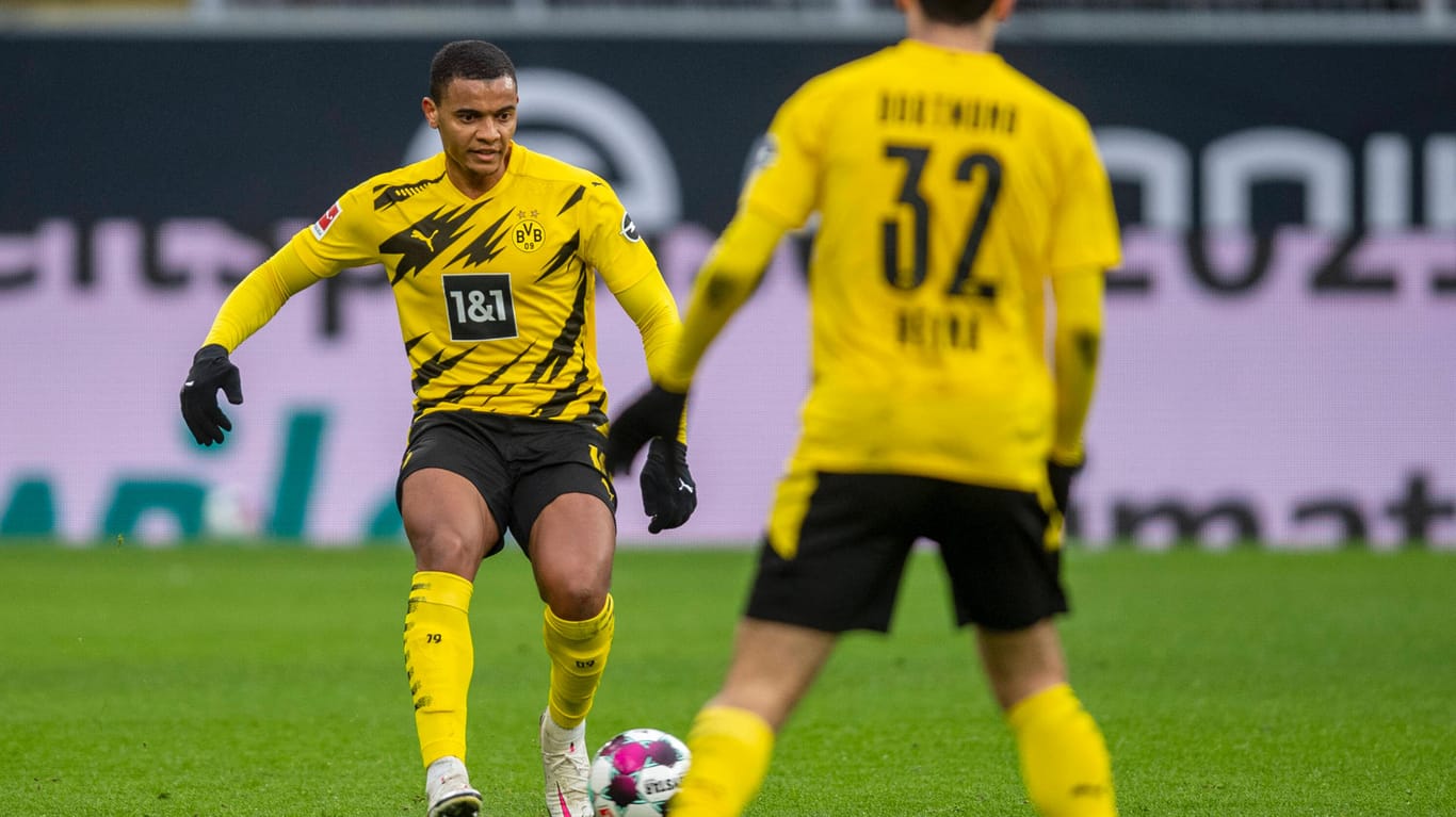 Borussia Dortmund: Manuel Akanji mit Ball. Am Dienstag muss sich der BVB gegen Zweitligist Paderborn beweisen.