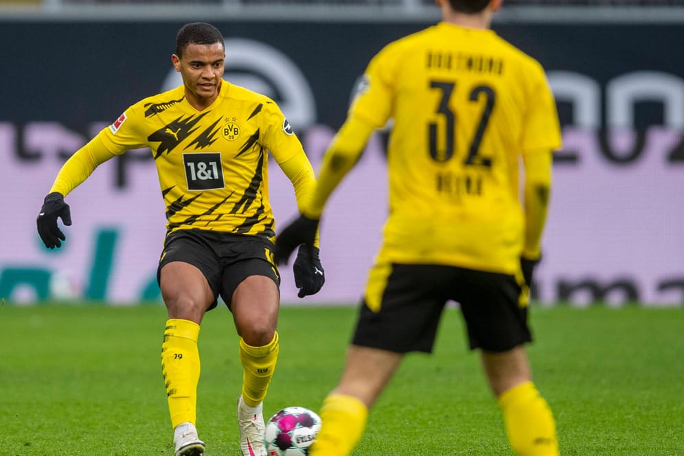 Borussia Dortmund: Manuel Akanji mit Ball. Am Dienstag muss sich der BVB gegen Zweitligist Paderborn beweisen.