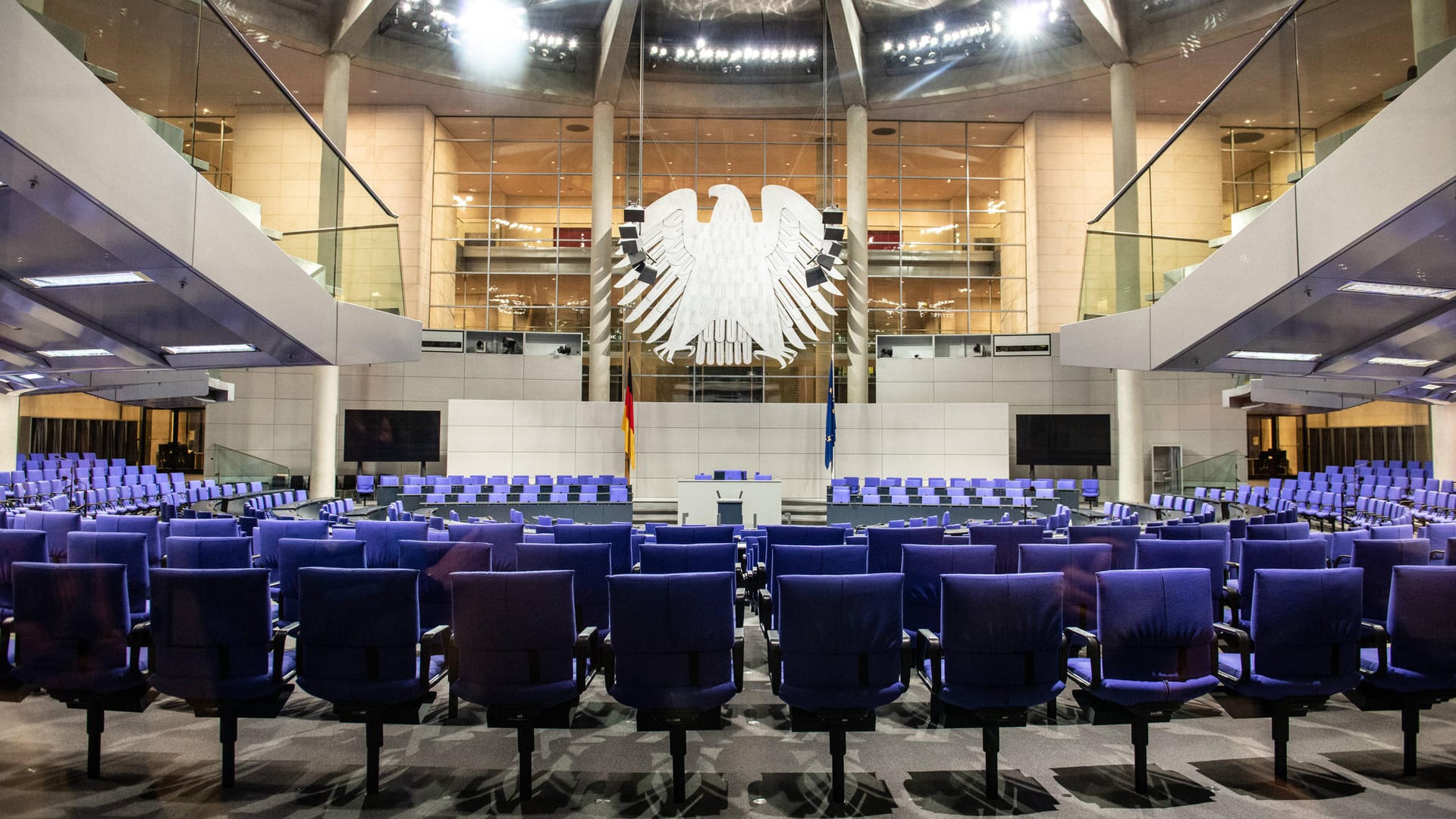 Sitze im Plenarsaal: Mittlerweile sind über 700 Abgeordnete im Deutschen Bundestag. Sitze im Plenarsaal: Mittlerweile sind über 700 Abgeordnete im Deutschen Bundestag.