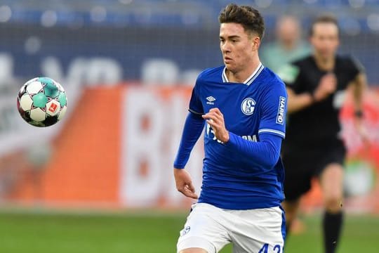 Hat bei Schalke einen Profivertrag bis 2023 erhalten: Matthew Hoppe am Ball.