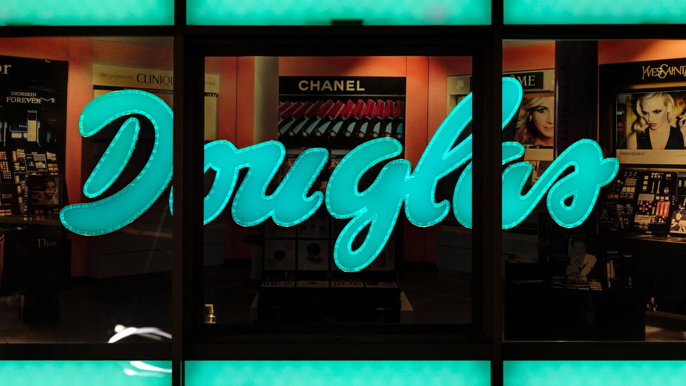 Douglas-Logo vor einer Filiale (Symbolbild): In der Corona-Krise wandelt sich die Parfüm-Kette zu einem Online-Händler.