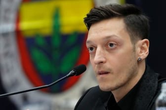 Will schnell für Fenerbahce in Aktion treten: Mesut Özil bei seiner Vorstellung als neuer Spieler.