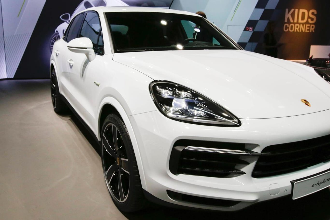 Ein Porsche Cayenne (Symbolbild): Apple hat offenbar einen Porsche-Manager abgeworben.