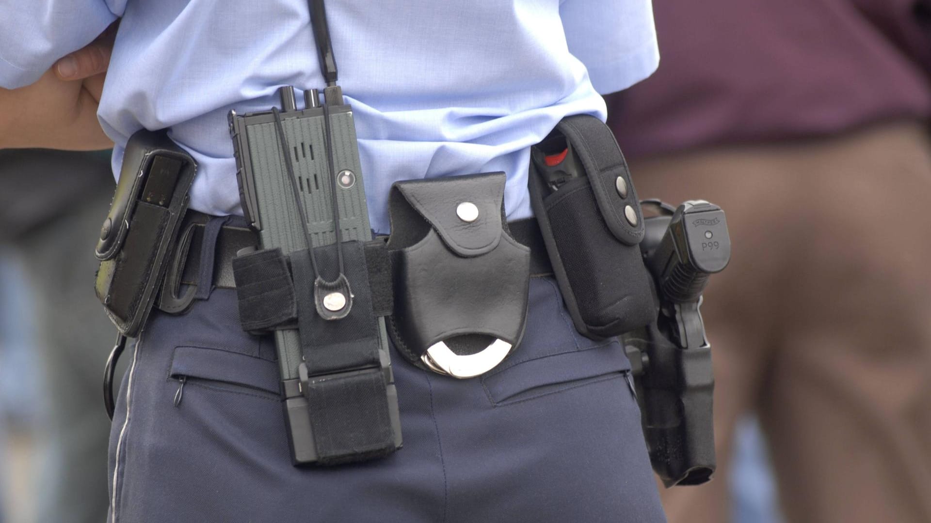 Polizistin mit ihrer Ausrüstung am Gürtel (Symbolbild): Eine Polizistin mit ihrer Ausrüstung am Gürtel (Symbolbild): Eine Mitarbeiterin der Hamburger Staatsanwaltschaft ist wegen mutmaßlichen Drogenhandels festgenommen worden.der Hamburger Staatsanwaltschaft ist wegen mutmaßlichem Drogenhandel festgenommen worden. Polizistin mit ihrer Ausrüstung am Gürtel (Symbolbild): Eine Polizistin mit ihrer Ausrüstung am Gürtel (Symbolbild): Eine Mitarbeiterin der Hamburger Staatsanwaltschaft ist wegen mutmaßlichen Drogenhandels festgenommen worden.der Hamburger Staatsanwaltschaft ist wegen mutmaßlichem Drogenhandel festgenommen worden.