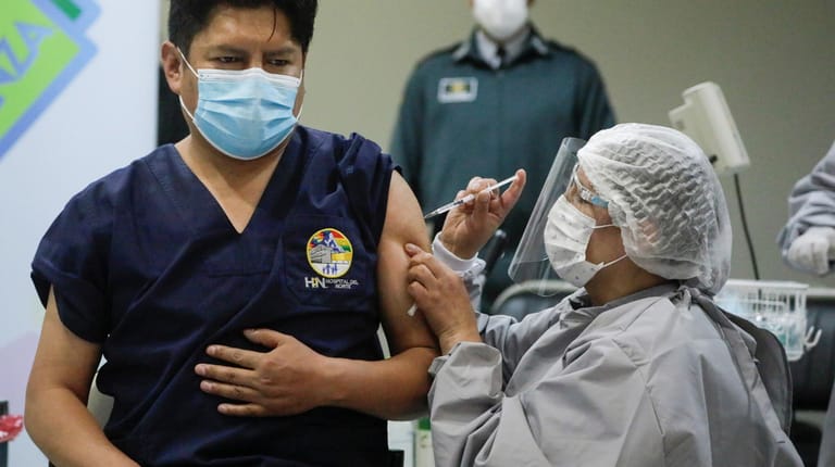 In Bolivien wird ein Krankenhausmitarbeiter geimpft: In dem südamerikanischen Land wird der russische Impfstoff Sputnik V eingesetzt.