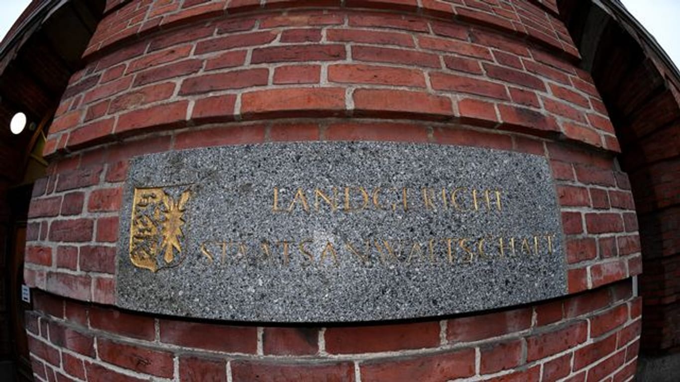 Gerichtsgebäude in Kiel (Symbolbild): In Kiel dauern die Ermittlungen zum Tod eines 36-Jährigen an.
