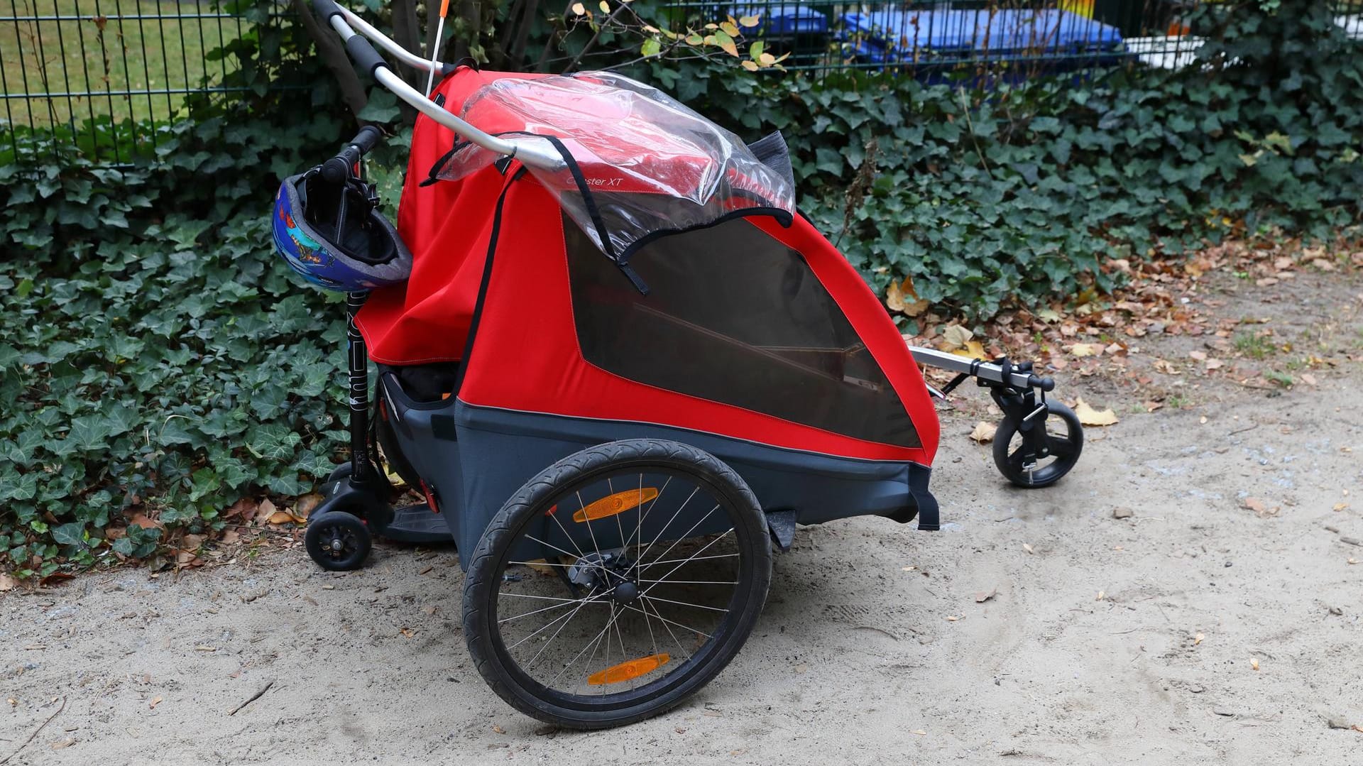 Kinderfahrradanhänger(Symbolbild): In Köln wurden zwei Kinder in einem Fahrradanhänger verletzt. Kinderfahrradanhänger(Symbolbild): In Köln wurden zwei Kinder in einem Fahrradanhänger verletzt.