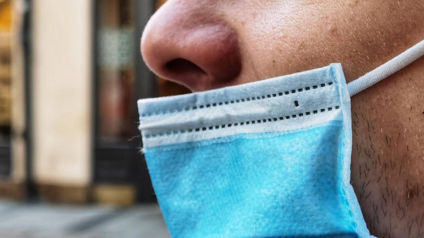 Ein Mann trägt den Mund-Nasen-Schutz unter seiner Nase (Symbolbild): In Osteinbek bei Hamburg haben sich deshalb zwei Männer gestritten, einer wurde bei der Schlägerei schwer verletzt.