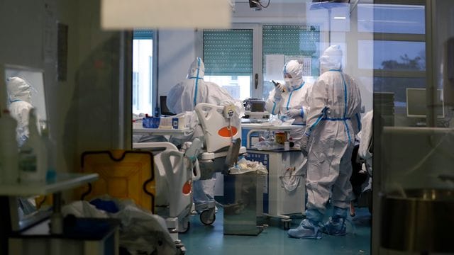 Mitarbeiter des Gesundheitswesen auf einer Corona-Intensivstation in Lissabon. Mitarbeiter des Gesundheitswesen auf einer Corona-Intensivstation in Lissabon.