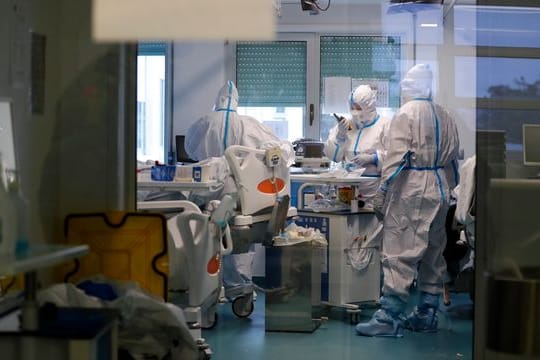 Mitarbeiter des Gesundheitswesen auf einer Corona-Intensivstation in Lissabon.