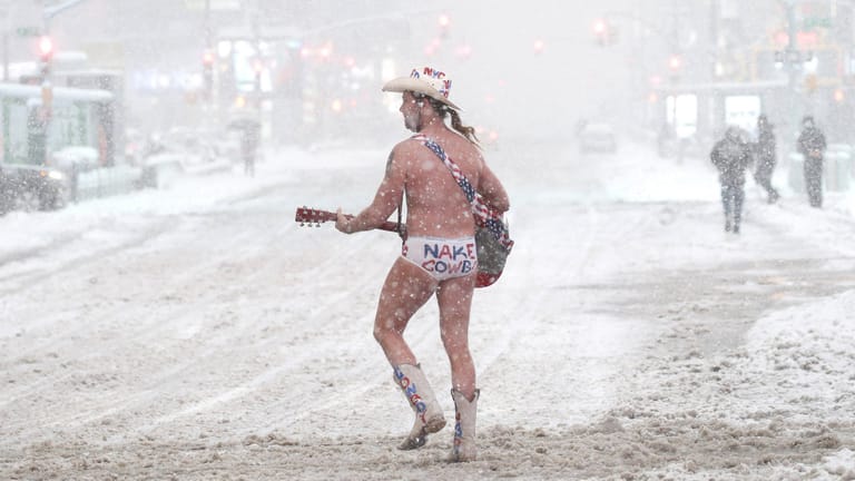 New Yorks Maskottchen, der "Naked Cowboy": Am Montag wurde es kalt für den Performer.