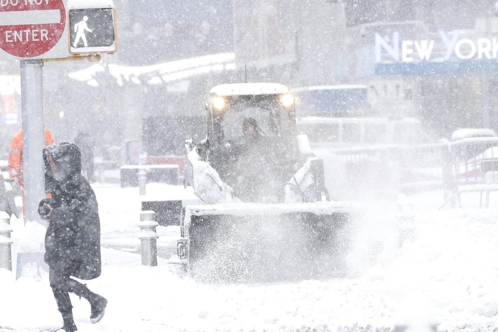 Fußgänger auf dem Times Square in New York: In den nächsten Tagen wird mehr als ein halber Meter Neuschnee erwartet.