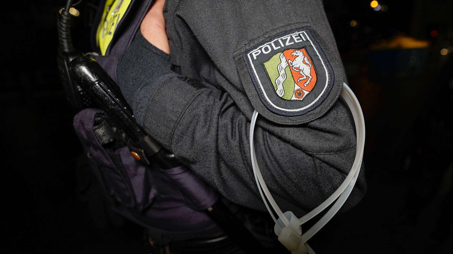 Ein Polizist bei einem Kontrollgang (Symbolbild): In Köln ist eine illegale Feier aufgeflogen. Ein Polizist bei einem Kontrollgang (Symbolbild): In Köln ist eine illegale Feier aufgeflogen.