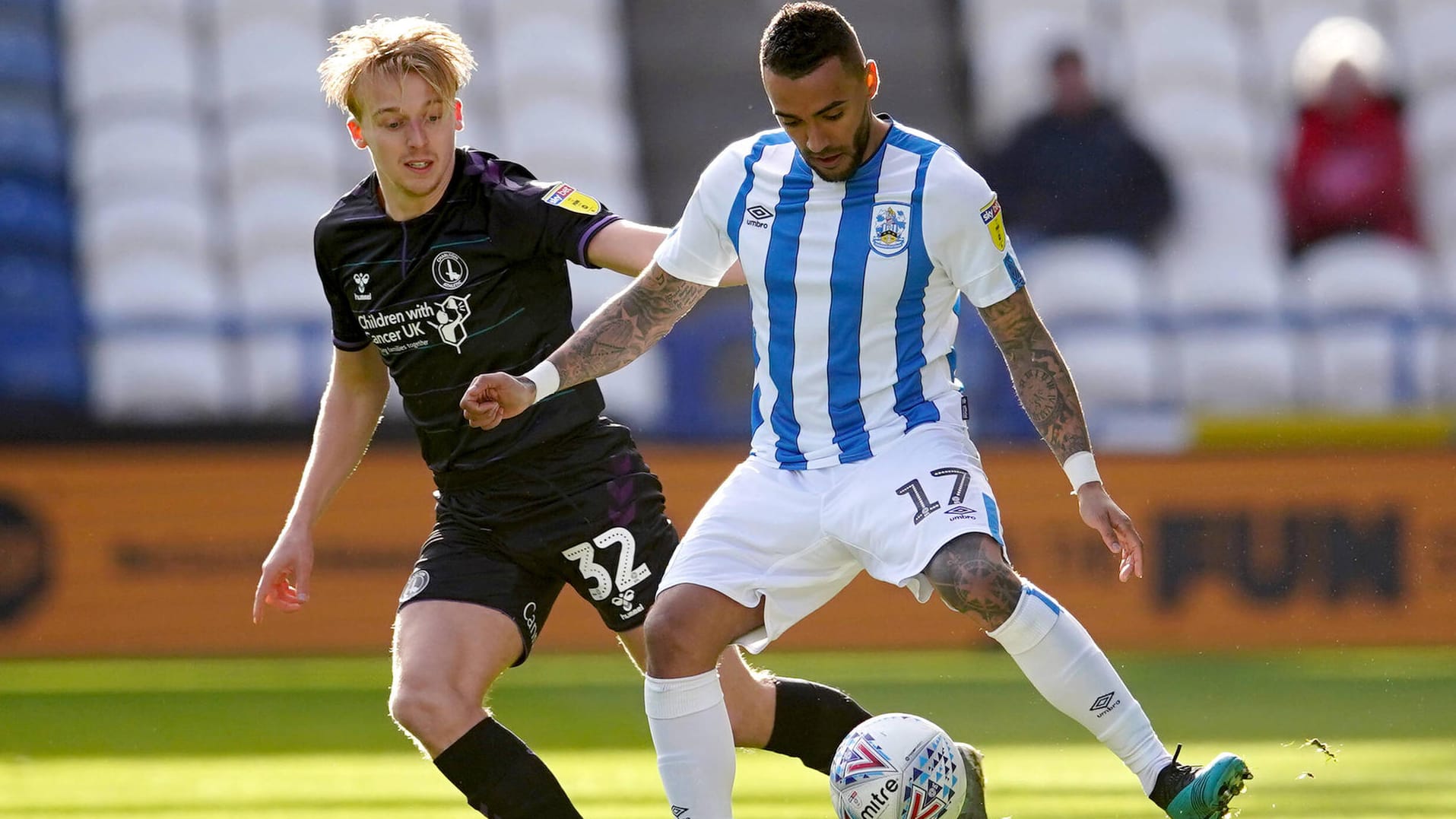 Rajiv van La Parra (r.), hier im Huddersfield-Shirt: Künftig trägt der Niederländer das Trikot der Würzburger Kickers.