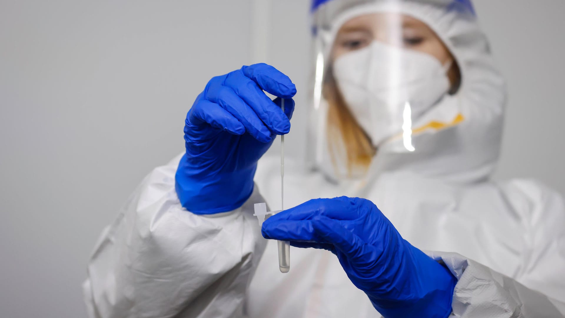 Eine Frau hantiert mit einem Corona-Test (Symbolbild): In Köln kann man sich an vielen Orten auf das Coronavirus testen lassen.