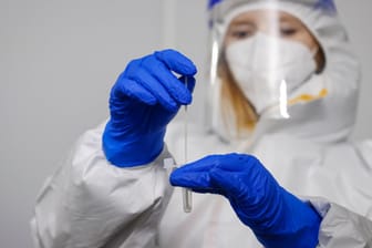 Eine Frau hantiert mit einem Corona-Test (Symbolbild): In Köln kann man sich an vielen Orten auf das Coronavirus testen lassen.