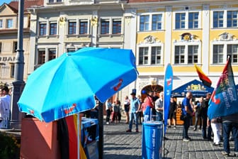 Ein AfD-Wahlkampfstand in Löbau, Sachsen: Der Verfassungsschutz führt den Landesverband nun offenbar als Verdachtsfall.