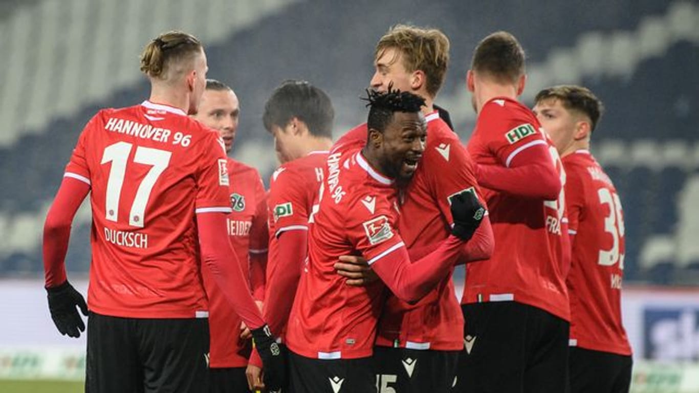 Die Spieler von Hannover 96 freuen sich über das 1:0 gegen den VfL Osnabrück.