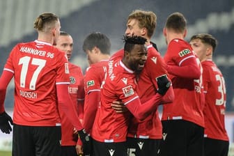Die Spieler von Hannover 96 freuen sich über das 1:0 gegen den VfL Osnabrück.