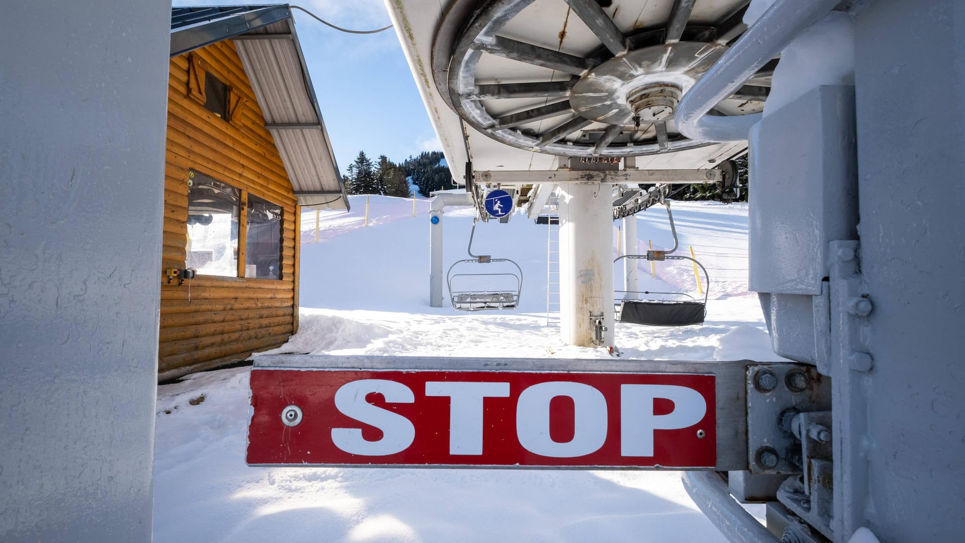 Ein Stop-Zeichen zeigt an, dass auch dieser Lift nicht in Betrieb ist (Archivbild). Die Pisten in Frankreich werden auch im Februar noch wegen Corona geschlossen sein. Ein Stop-Zeichen zeigt an, dass auch dieser Lift nicht in Betrieb ist (Archivbild). Die Pisten in Frankreich werden auch im Februar noch wegen Corona geschlossen sein.
