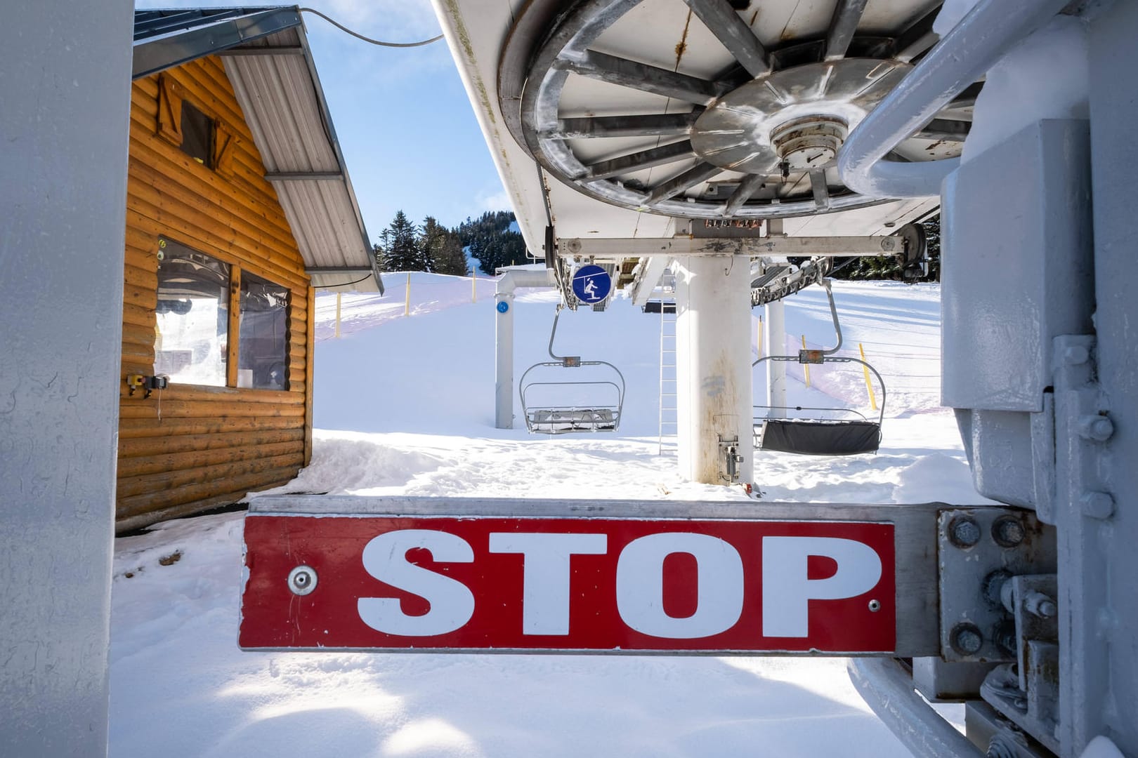 Ein Stop-Zeichen zeigt an, dass auch dieser Lift nicht in Betrieb ist (Archivbild). Die Pisten in Frankreich werden auch im Februar noch wegen Corona geschlossen sein.