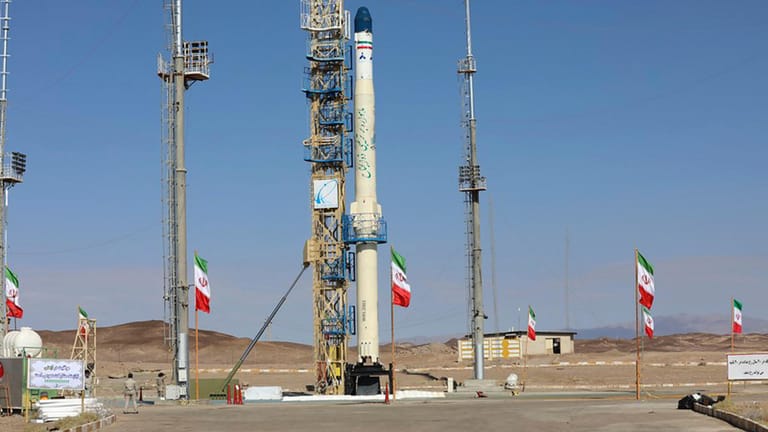 Das undatierte Bild zeigt die Satelliten-Trägerrakete "Zuljanah" des Iran am Raketenstartplatz (Archivbild). Die USA befürchten, dass mit den Raketen auch Atombomben transportiert werden können.