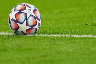 Champions-League-Ball: Das Spiel zwischen RB Leipzig und dem FC Liverpool steht in Frage.
