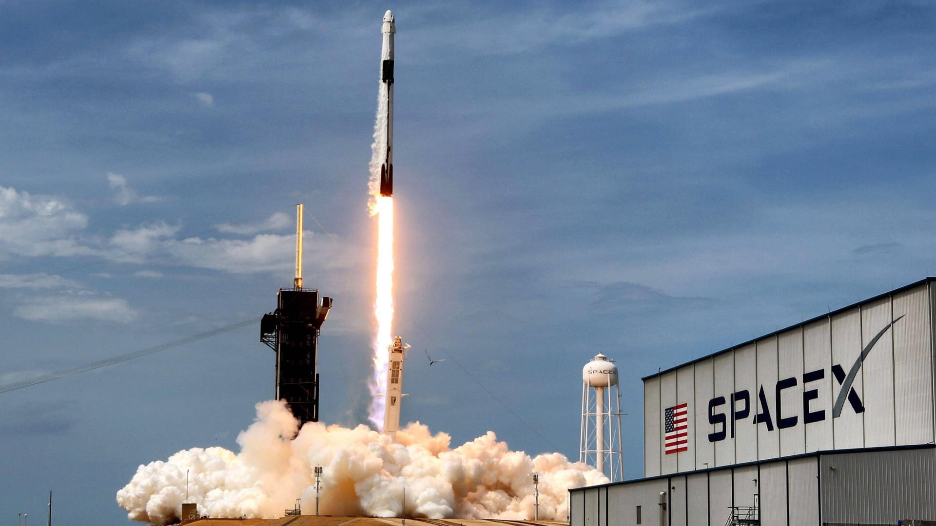 Die SpaceX Falcon 9 Rakete hebt ab (Archivild). Ein US-Milliardär hat jetzt gleich vier Tickets für einen Raumflug gekauft.