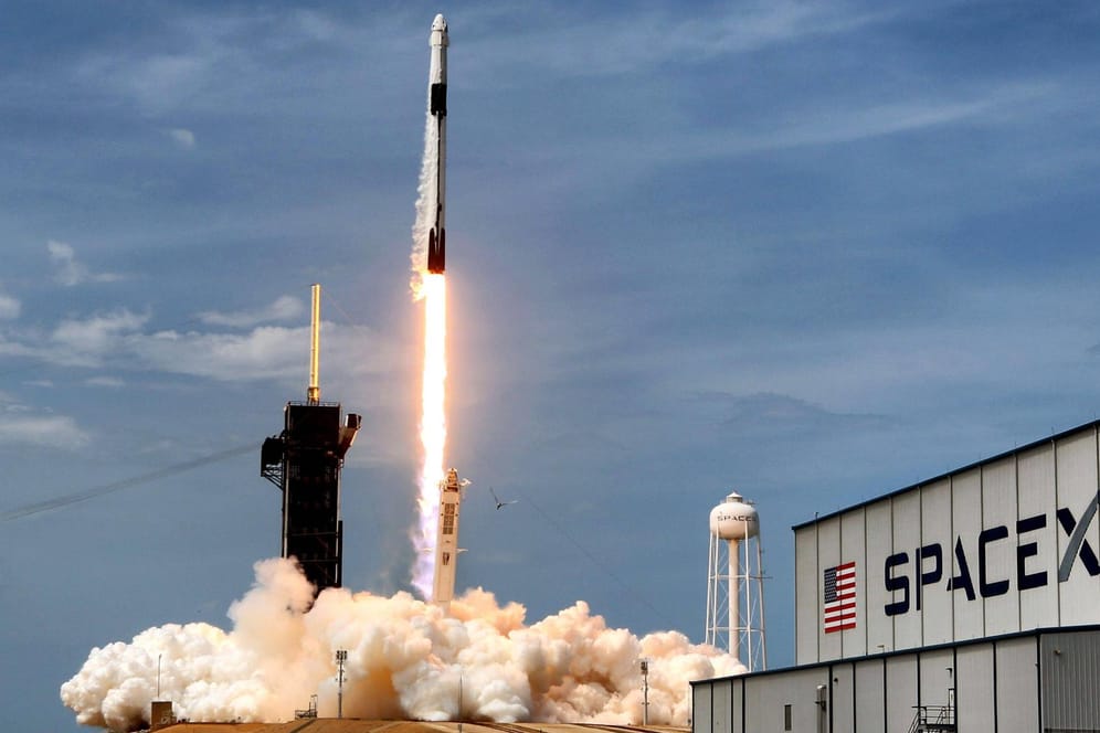 Die SpaceX Falcon 9 Rakete hebt ab (Archivild). Ein US-Milliardär hat jetzt gleich vier Tickets für einen Raumflug gekauft.
