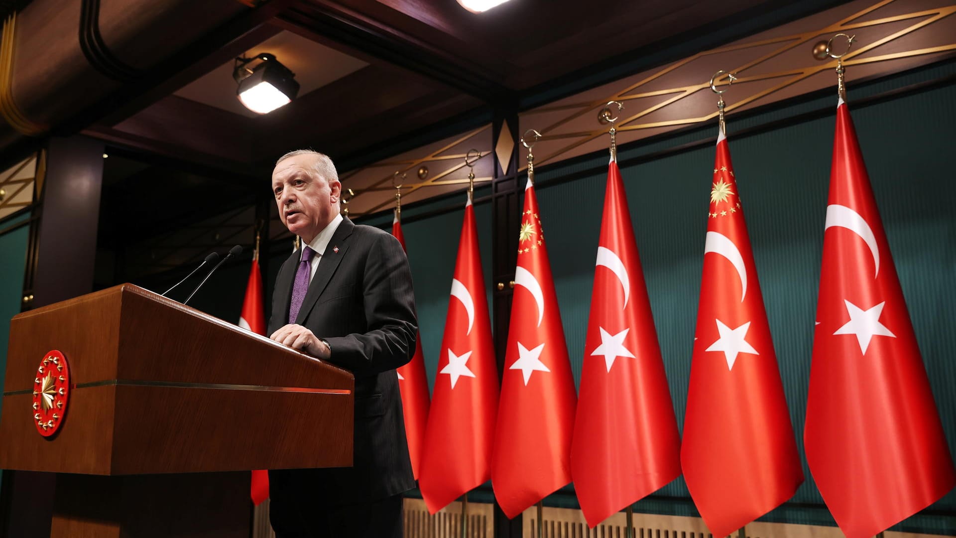 Der türkische Präsident Tayyip Erdogan spricht bei einer Pressekonferenz (Archivild). Seine Regierung geht jetzt gegen Studenten vor.