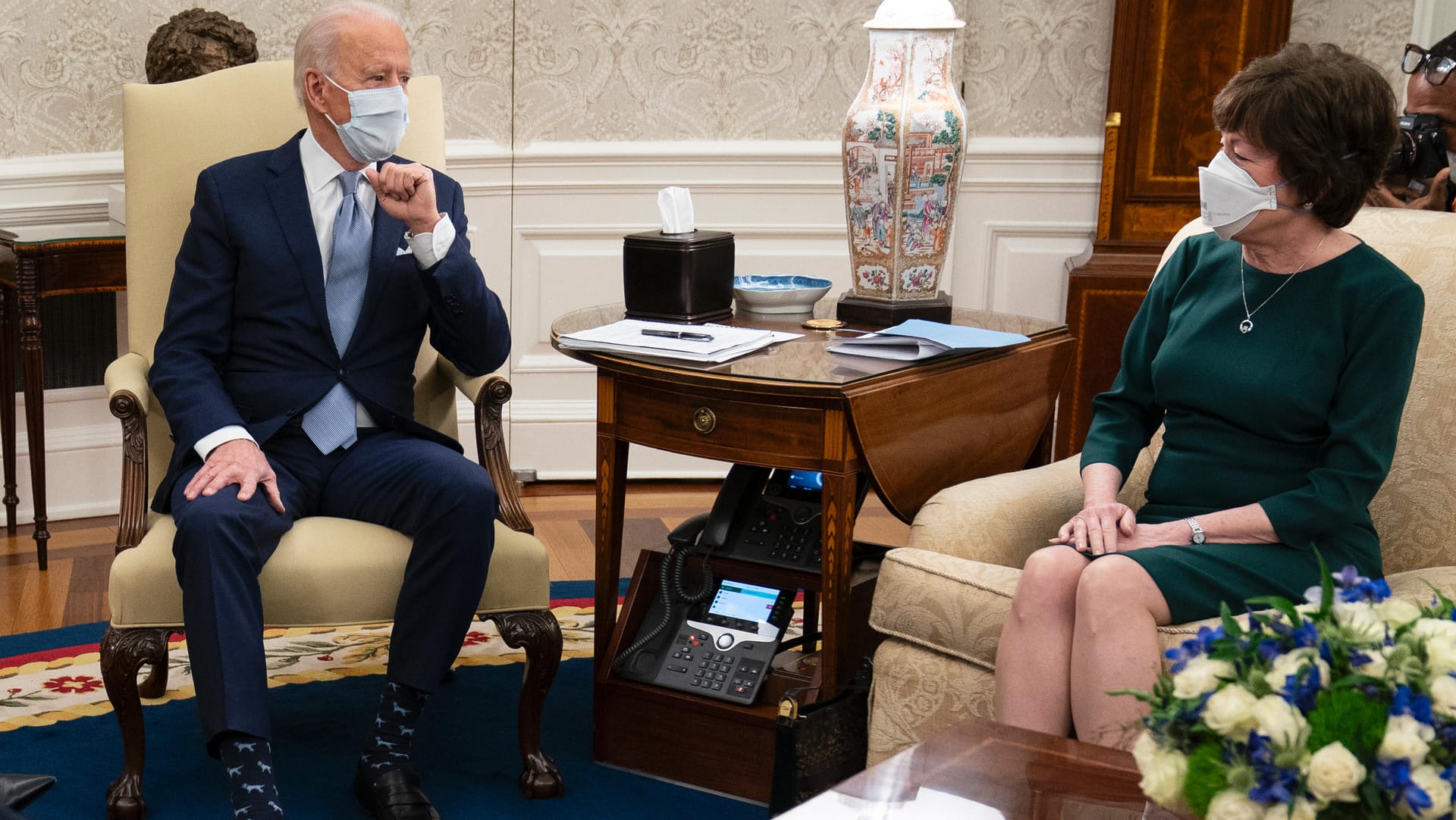 US-Präsident Joe Biden spricht mit der Republikanerin Susan Collins im Oval Office über sein Hilfspaket.