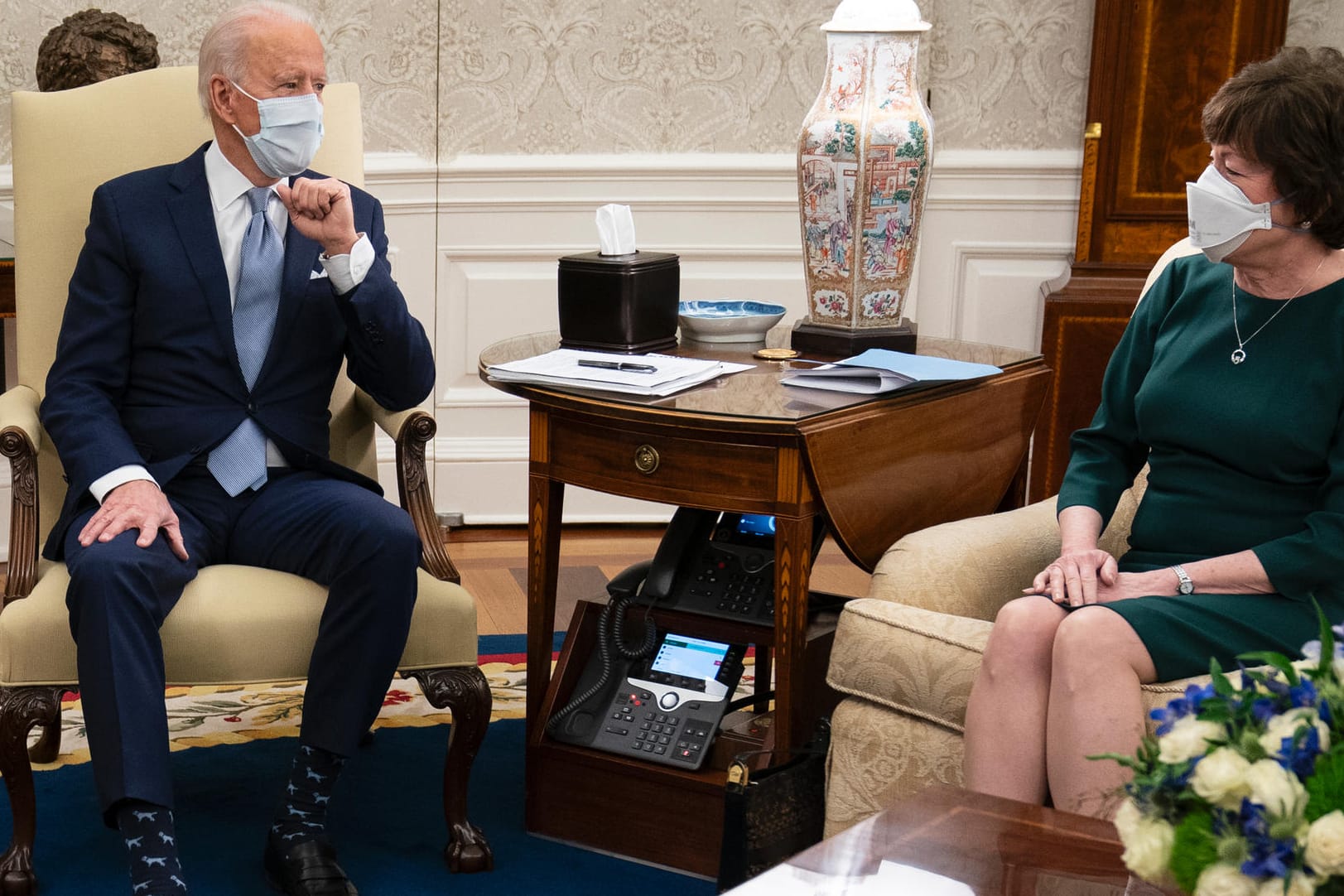 US-Präsident Joe Biden spricht mit der Republikanerin Susan Collins im Oval Office über sein Hilfspaket.