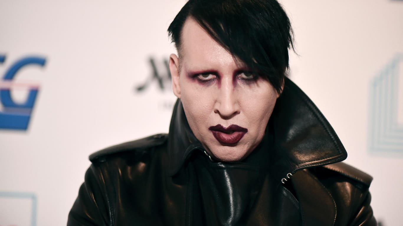 Dem Rocksänger Marilyn Manson (Archivbild) ist in mehreren Fällen Missbrauch vorgeworfen worden. Jetzt hat sich seine Plattenfirma von ihm getrennt.